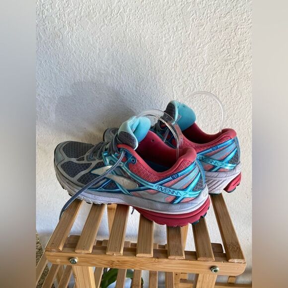 Brooks - Picture 5 of 6